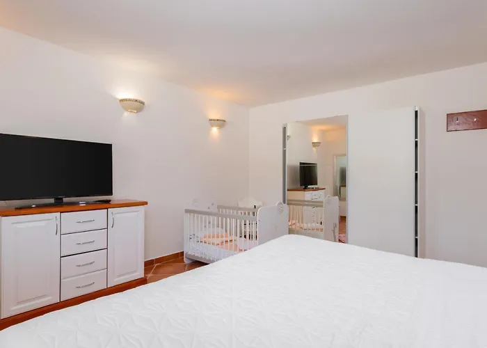 Semesterbostad 1574 Santalezi